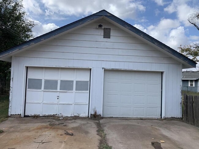 Building Photo - 2121 E Eucalyptus Ave