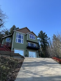 Building Photo - 6420 SE Mabel Ave