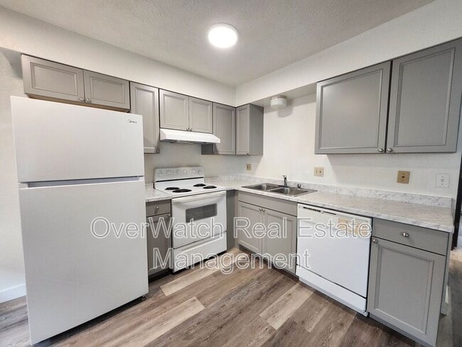 Building Photo - 821 E 12th Ave