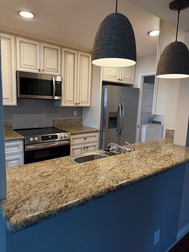 Building Photo - 2 bed, 2.5 bath Le Parc townhome