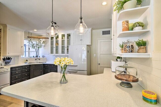 Building Photo - 4 Bed, 3 Bath, stunning home, located in t...