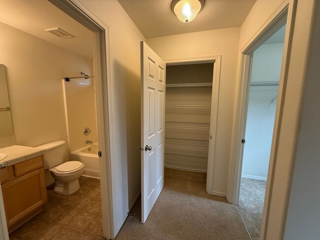 Building Photo - $400 Move In Credit!! 3 Bed/2.5 Bath Single Family Home in River Canyon Estates - BRAND NEW CARPET