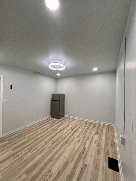 Building Photo - 101 E Main St