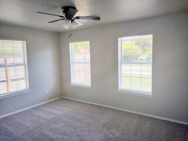 Building Photo - Completely refurbished home walking distan...