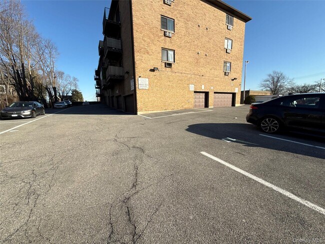 Building Photo - 142 Trenchard St