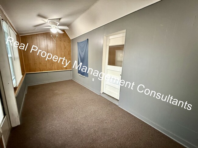 Building Photo - 3 Bedroom with Spacious Backyard