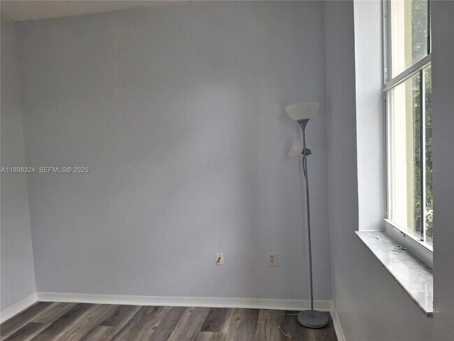 Building Photo - 2318 NE 42nd Cir