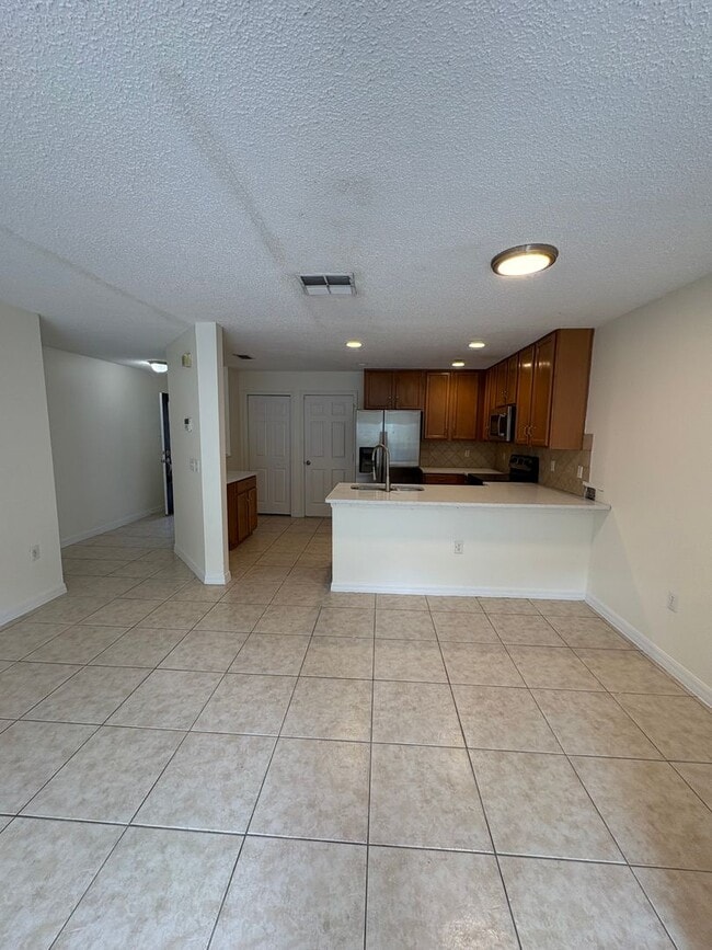 Building Photo - For Rent: 3 Bed / 2.5 Bath Townhome in Ash...