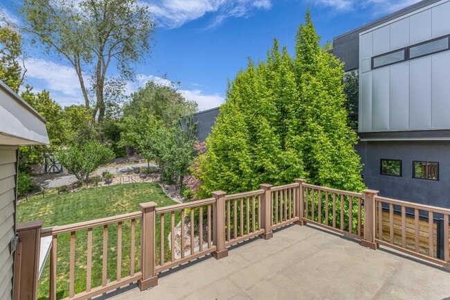 Building Photo - 951 E 700 S