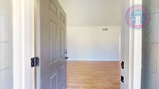 Building Photo - Portland's Sought After University Park!!!  Luxury Classic Ranch Style Home, Completely Renovated...