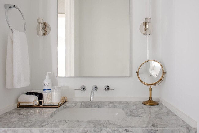 Building Photo - 60 E Randolph St