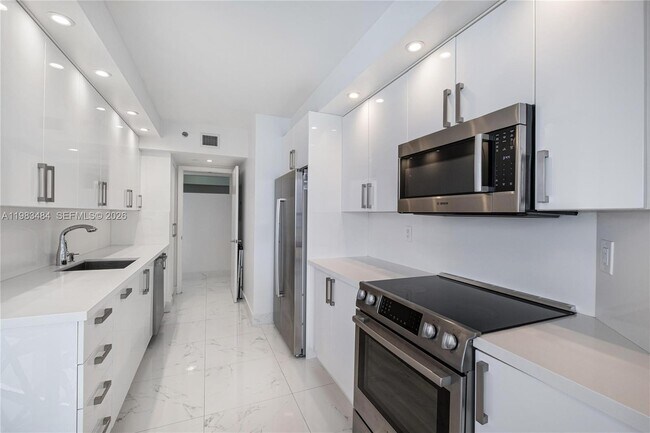 Building Photo - 16425 Collins Ave