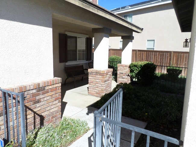 Building Photo - Great 4 BR + BONUS Room off Calle Del Oso Oro