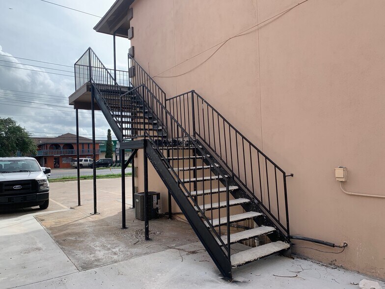 Building Photo - 4245 Southmost Rd