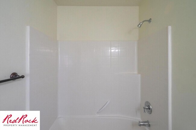 Building Photo - DOG-FRIENDLY 3 Bedroom Townhome with INTERNET INCLUDED!