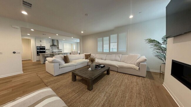 Building Photo - HUGE PRICE REDUCTION!! Gorgeous 6 Bedroom ...