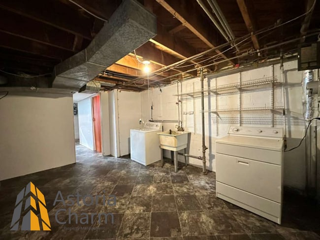 Building Photo - 3 Bedroom Home with Finished Basement, Parking, and Fenced Yard