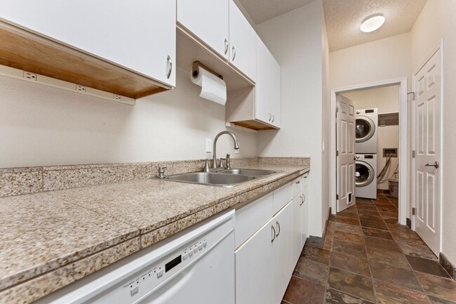 Building Photo - 3-bedroom 2 bath condo with a balcony in s...