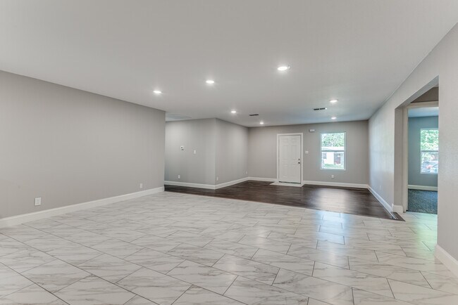 Building Photo - 1413 Swiss St
