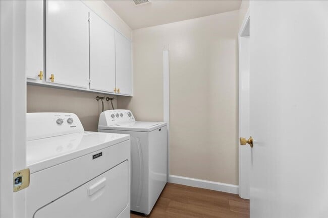 Building Photo - Updated Porter Ranch Townhome with Scenic ...