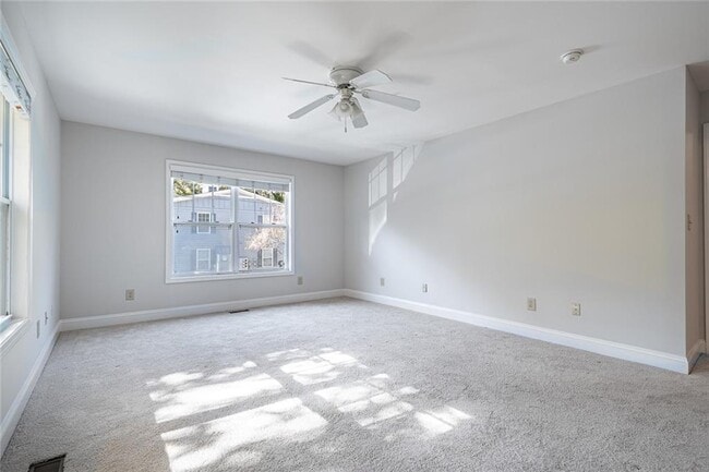 Building Photo - 402 Madison Ln S E