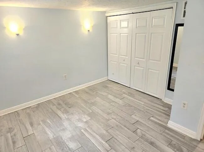 Building Photo - Beautiful 3-Bedroom Garden Apartment in th...