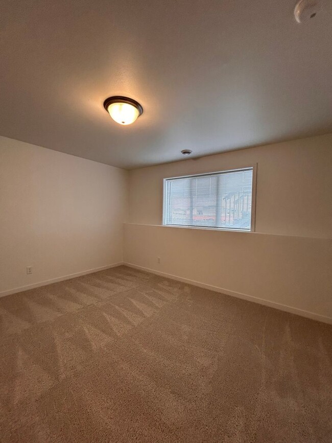 Building Photo - 3 Bed 3 Bath TownHome