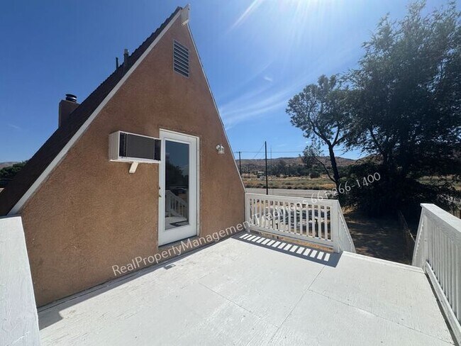 Building Photo - Cute A-frame home in Palmdale!