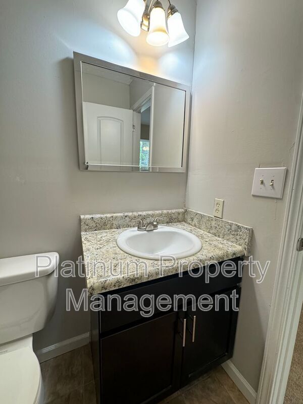 Building Photo - 270 Splitwood Ln