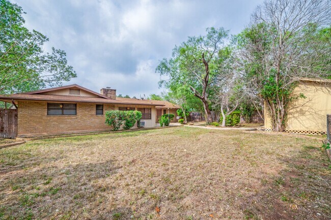 Building Photo - Thousand Oaks neighborhood! Over 1800 sqft!