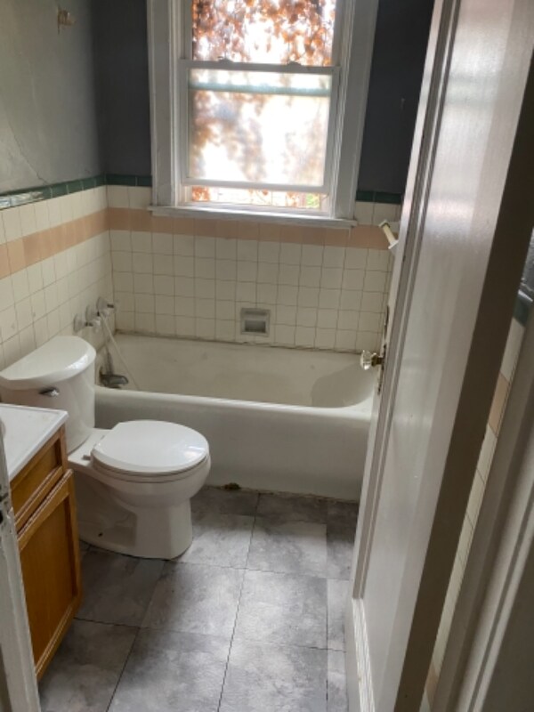 Building Photo - 1115 Rossmore Ave