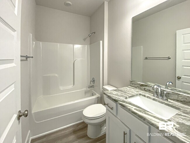 Building Photo - 10078 Lakeview Dr