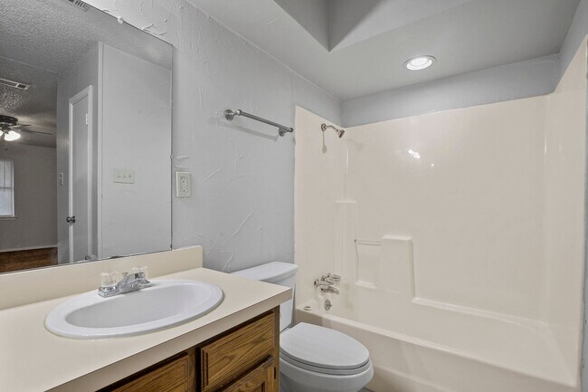 Building Photo - 135 Prairie Creek Cir