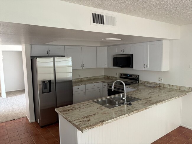 Building Photo - 923 W Posada Ave