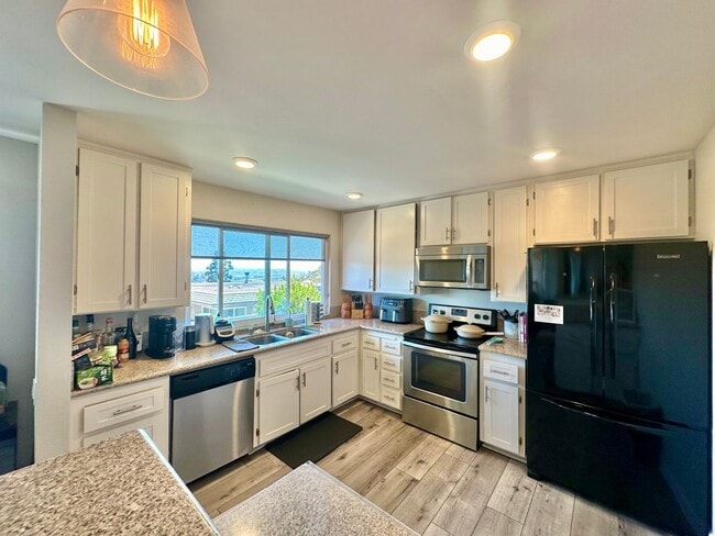 Building Photo - Spacious 3 Bedroom Townhome near USD!! Par...