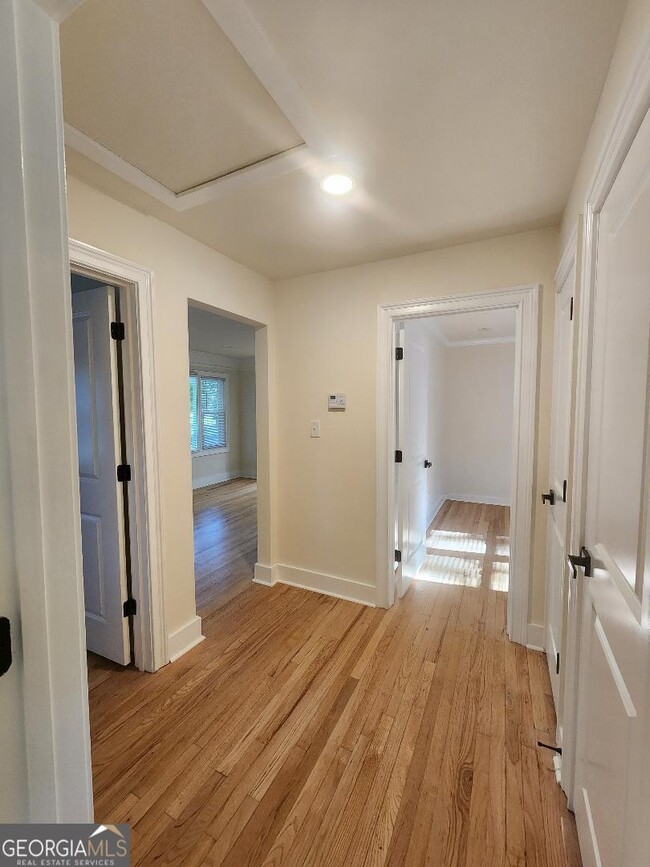 Building Photo - 302 Kelso Dr SW