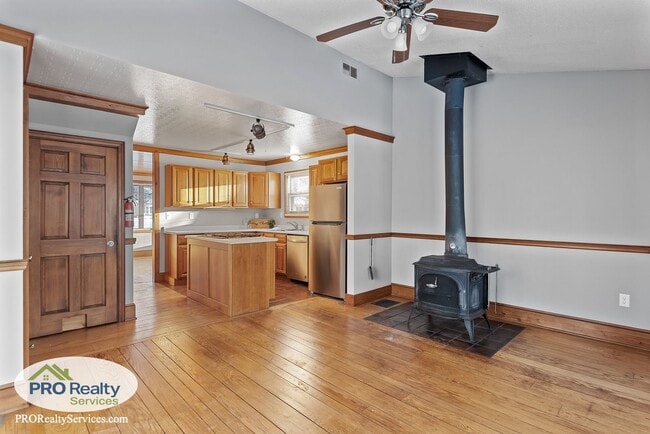 Building Photo - 2 Bedroom Home with a Bonus Office/Den Space