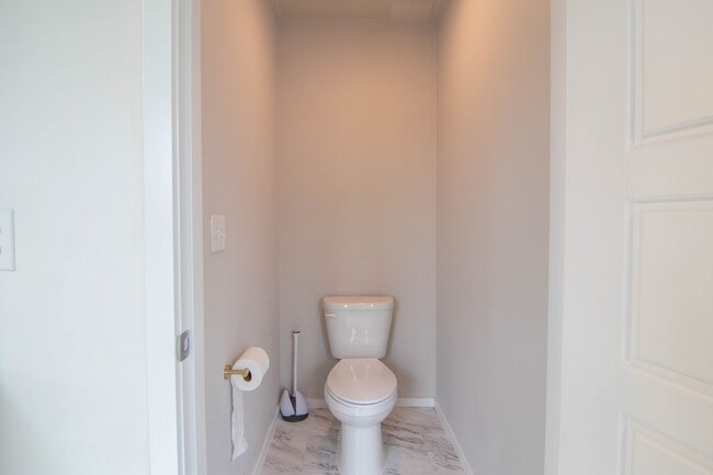 Building Photo - ***Coming Soon June 1st, 2026***Modern 4 bed 2.5 bath near the Fairways Golf Course, Amazon and F...