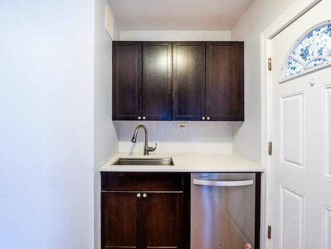 Building Photo - 6439 N Hamilton Ave