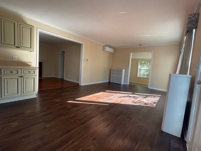 Building Photo - Updated 3bed / 3bath farmhouse.  Nice Location.