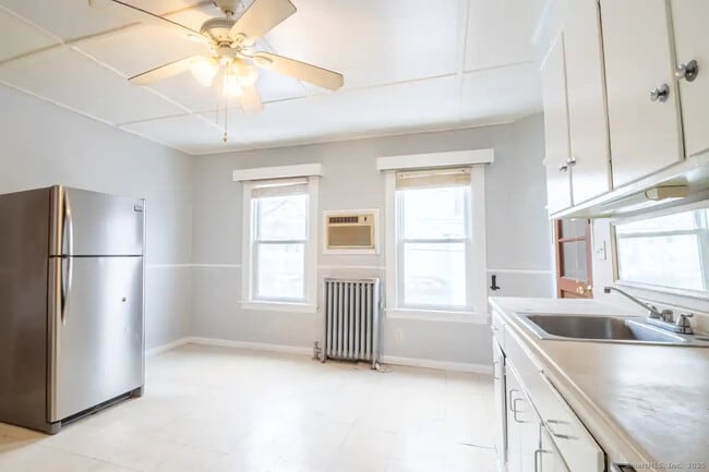 Building Photo - 62 Montauk Ave