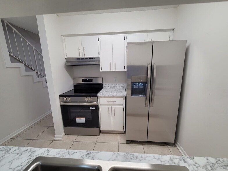 Building Photo - 6141 Oak Cluster Cir