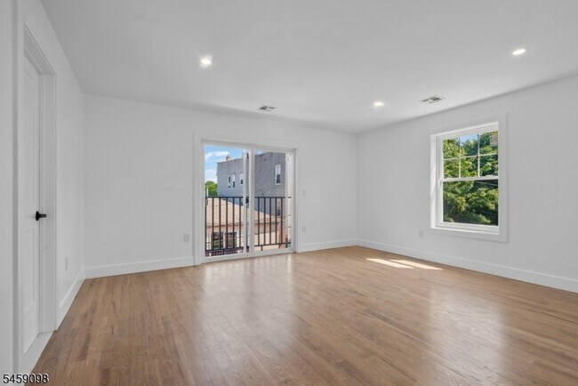 Building Photo - 144 N 14th St