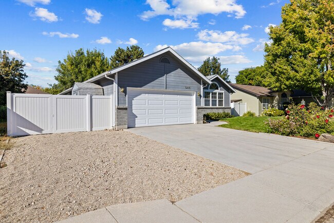 Building Photo - 5415 N Noble Fir Ave