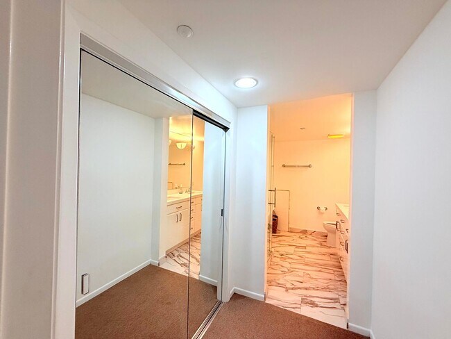 Building Photo - Fantastic 2 Bed 2 Bath Condo Partially Fur...