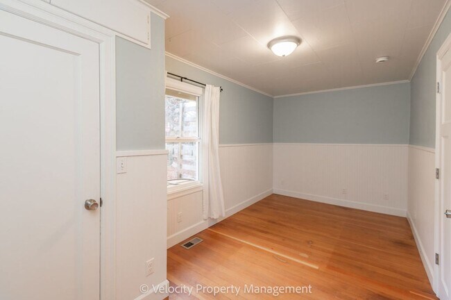 Building Photo - Charming Westside Cottage