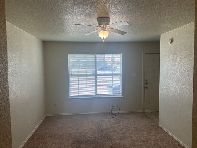 Building Photo - 3300 Hereford Ln