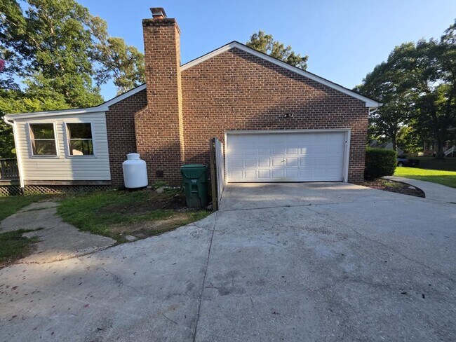 Building Photo - 212 Stratford Dr