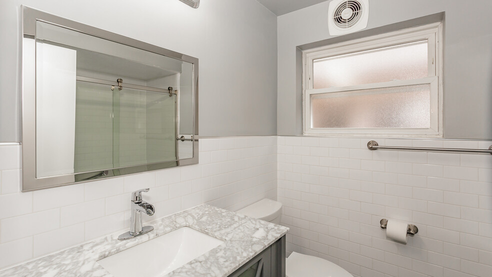 Building Photo - 5940 S Kilbourn Ave
