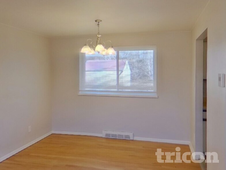 Building Photo - 2011 N Circle Dr